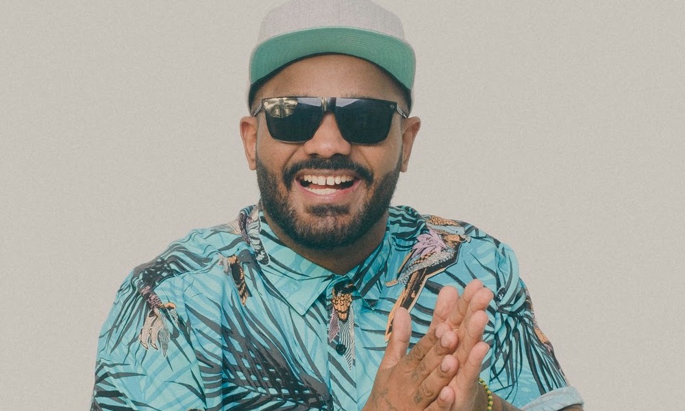 Arlindinho Cruz lança seu primeiro álbum solo de estúdio "Nome e Sobrenome"