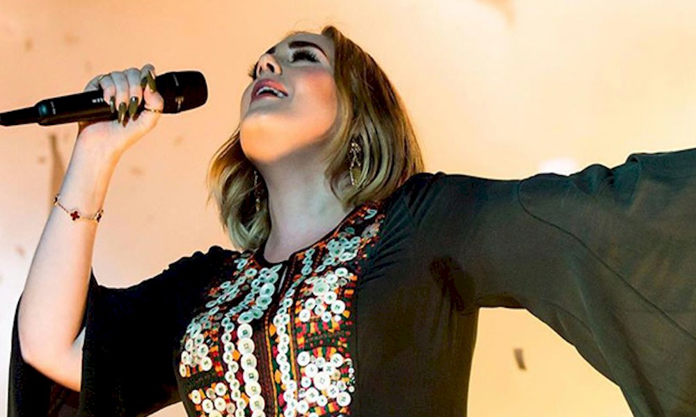 Adele dá bronca em fã que pediu disco novo: "Estou em quarentena" 