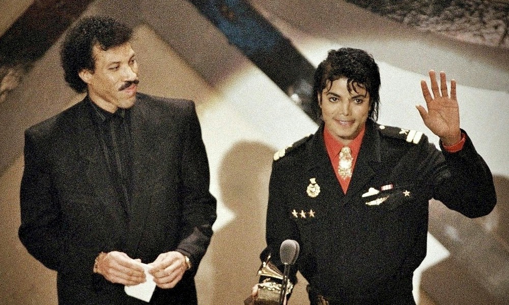 Relembre Michael Jackson e Lionel Richie recebendo Grammy por "We Are The World"