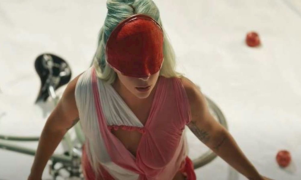 Lady Gaga aborda a saúde mental em curta-metragem vibrante de "911"