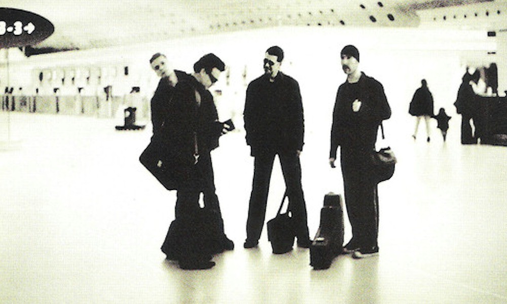 U2 lança a versão acústica para "Stuck in A Moment You Can't Get Out Of" 