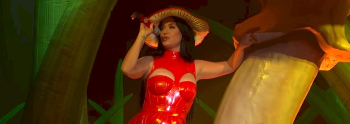 Katy Perry leva seu show "Play" no palco do Saturday Night Live  