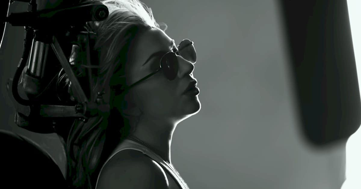 Com cenas de "Top Gun", Lady Gaga lança o clipe "Hold My Hand"