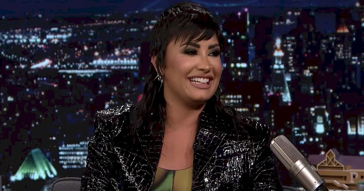 Demi Lovato afirma que gravou novo álbum "limpa e sóbria"