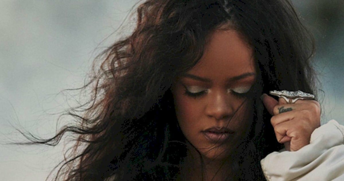 Rihanna conquista Certificado de Platina no Brasil por "Lift Me Up" 